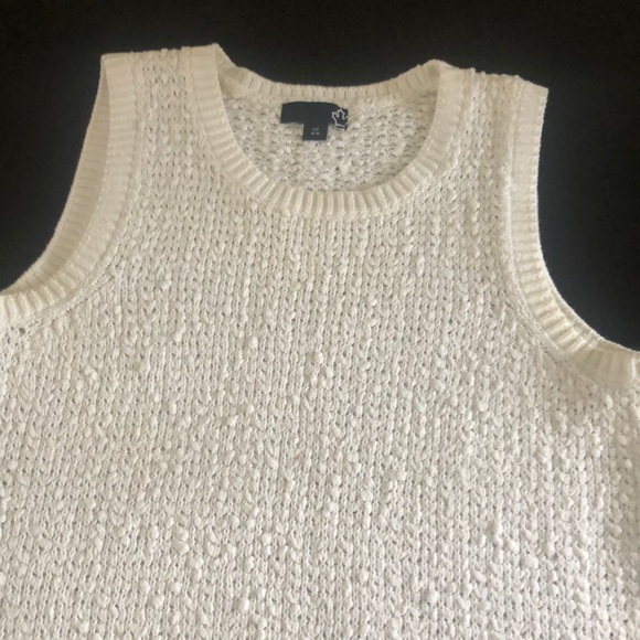 Sleeveless top.White - Picture 2 of 10